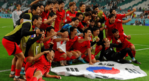 差距！韩国球员脚踩国旗遭网暴,武磊树立榜样:国旗上拒绝签名 